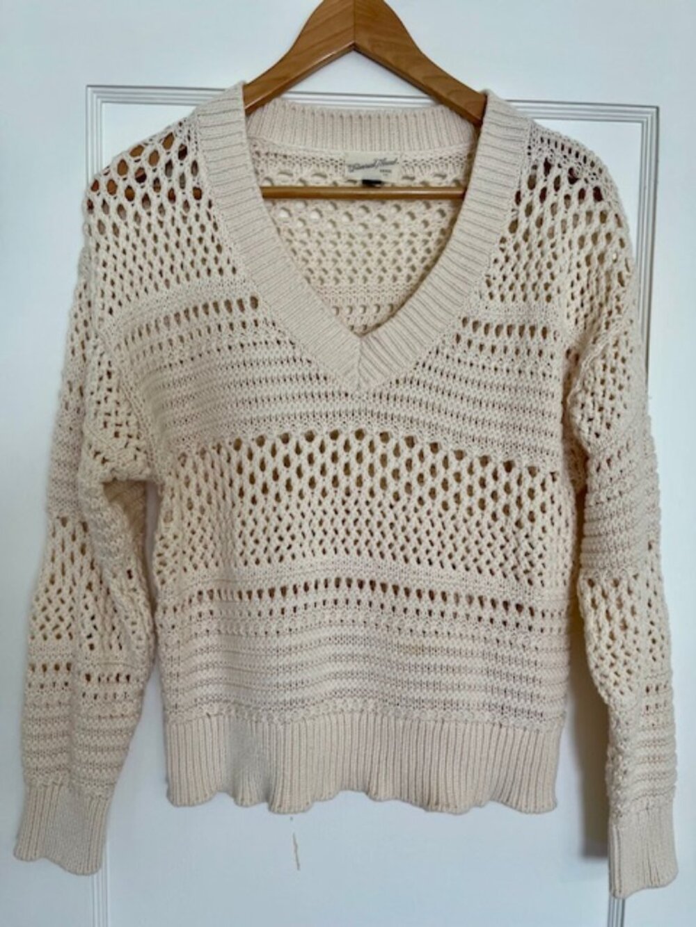 Universal Thread V-neck Cream Crochet Sweater | Size Medium